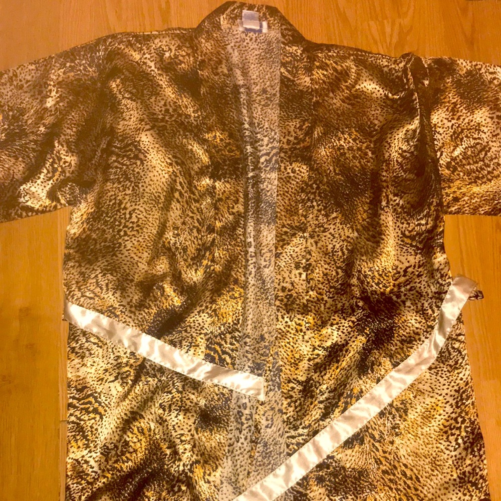 Women’s leopard 100% polyester robe